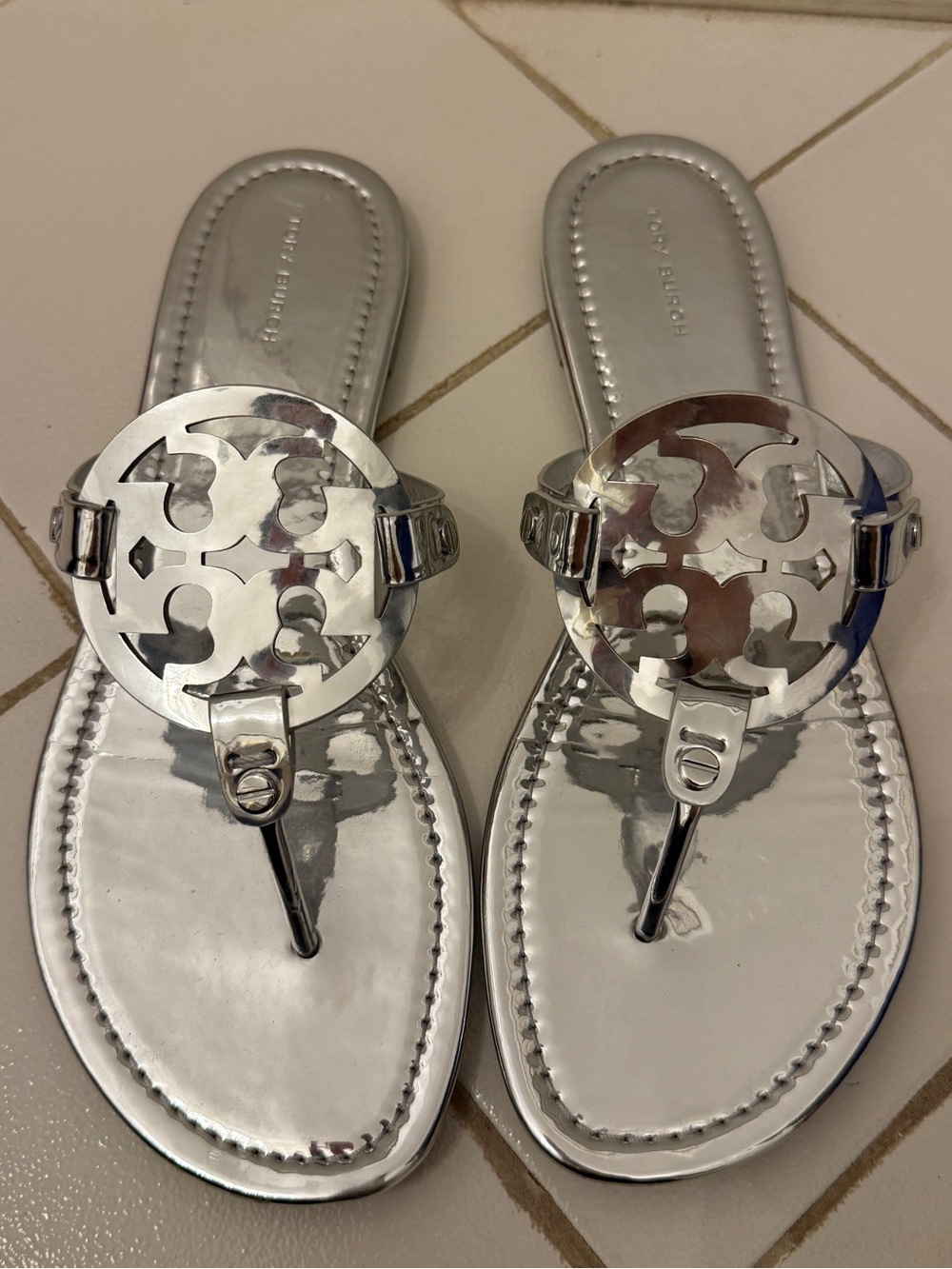 TORY BURCH Women’s Miller Metallic Silver Logo Thong Flat Sandals 151170 Size 9